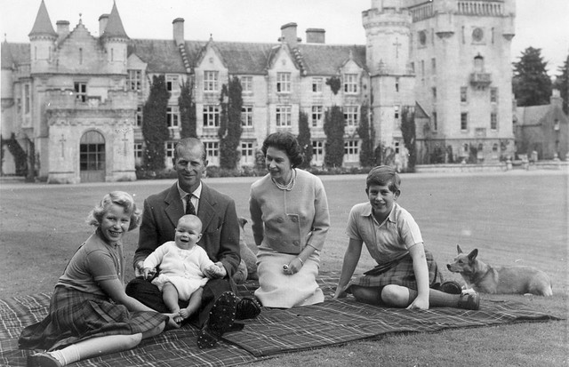 9th September 1960:  Queen Elizabeth II and Prince Philip, Duke of Edinburgh with their children, Prince Andrew (centre), Princess Anne (left) and Charles, Prince of Wales sitting on a picnic rug outside Balmoral Castle in Scotland. Queen Victoria's husba (Foto: Getty Images)