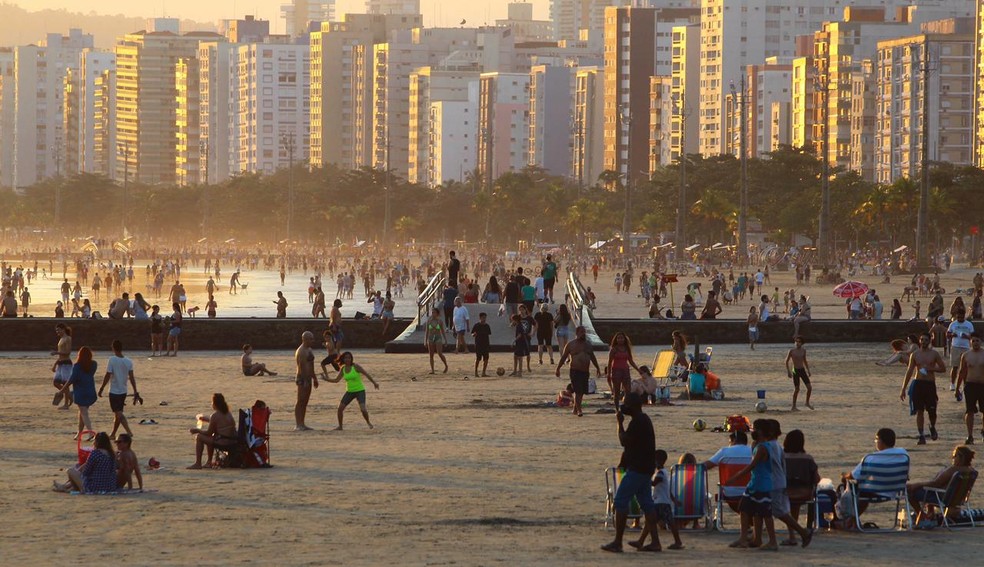 Banhistas foram às praias de Santos neste sábado (5) — Foto: Matheus Tagé/Jornal A Tribuna