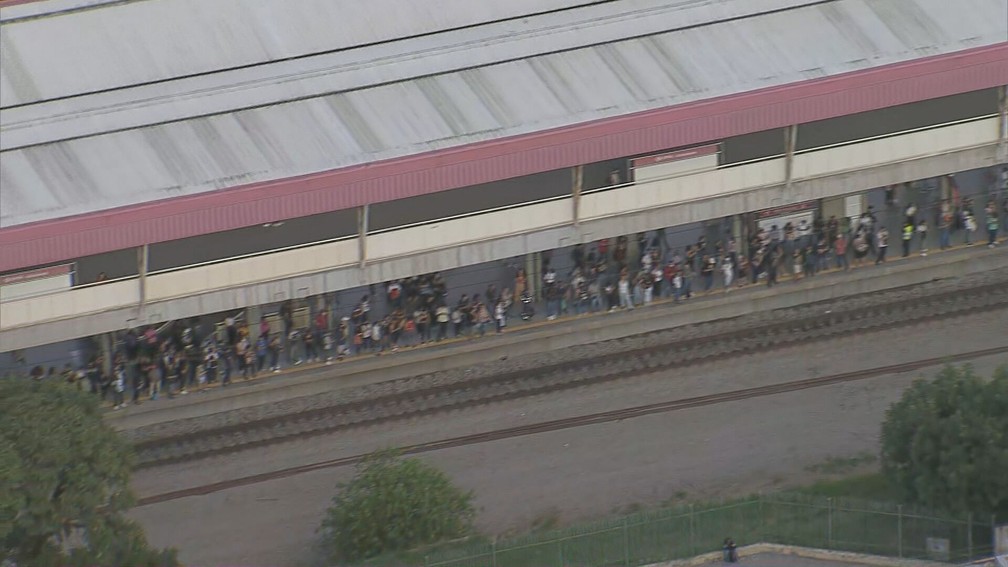 Falhas nas linhas 7-Rubi e 11-Coral, da CPTM, afeta circulação de trens na manhã desta sexta-feira (31).  — Foto: Reprodução/TV Globo 