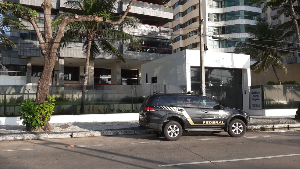 Equipe da Polícia Federal foi vista na Avenida Boa Viagem, na Zona Sul do Recife, nesta terça-feira (18) — Foto: Elvys Lopes/TV Globo
