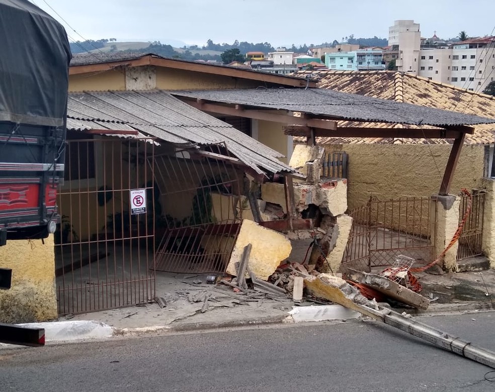 Caminh&atilde;o bateu em casa em Ara&ccedil;ariguama &mdash; Foto: Guarda Civil Municipal