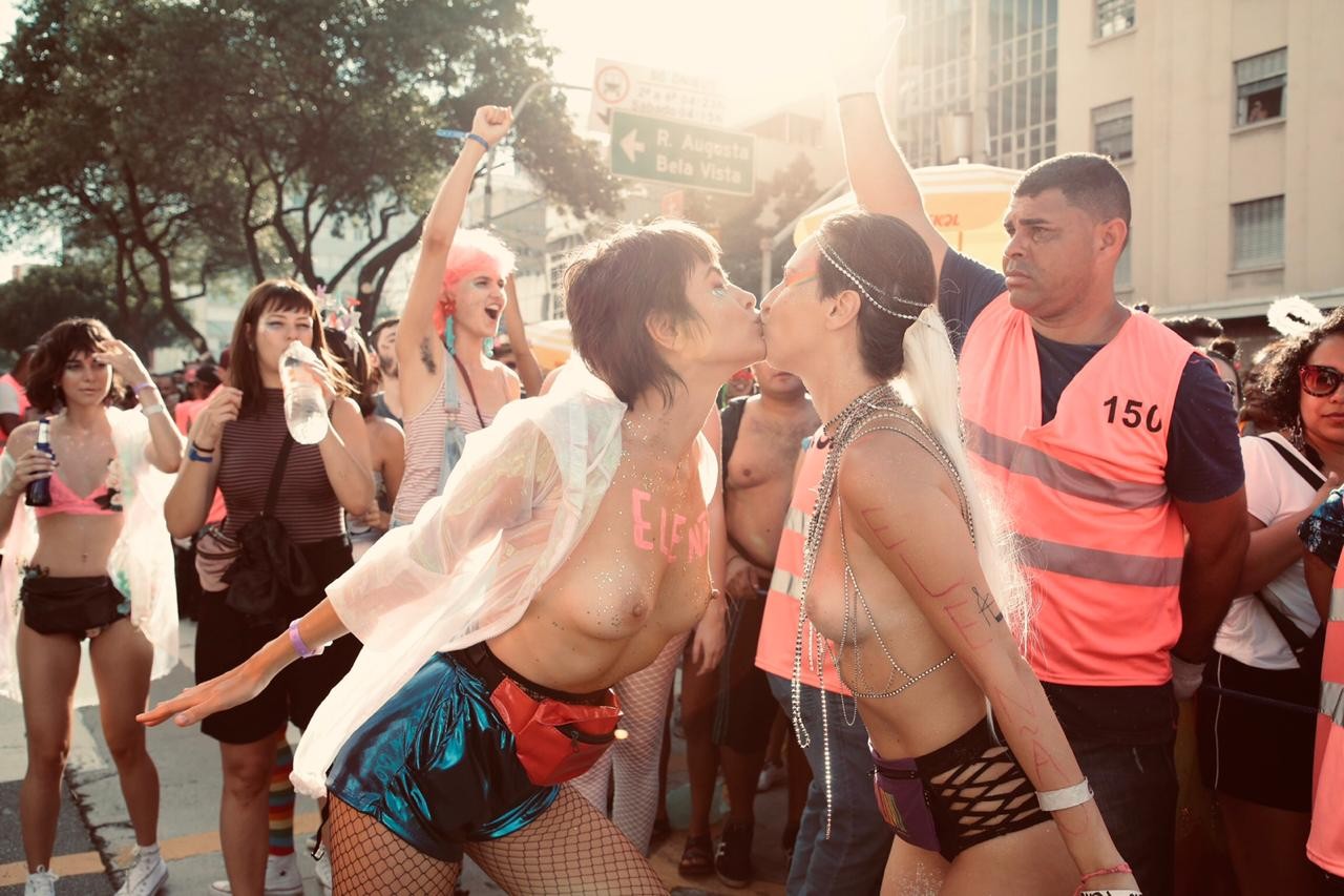 Maria Casadevall faz topless e beija amiga em bloquinho (Foto: Rafael Cusato/QUEM)