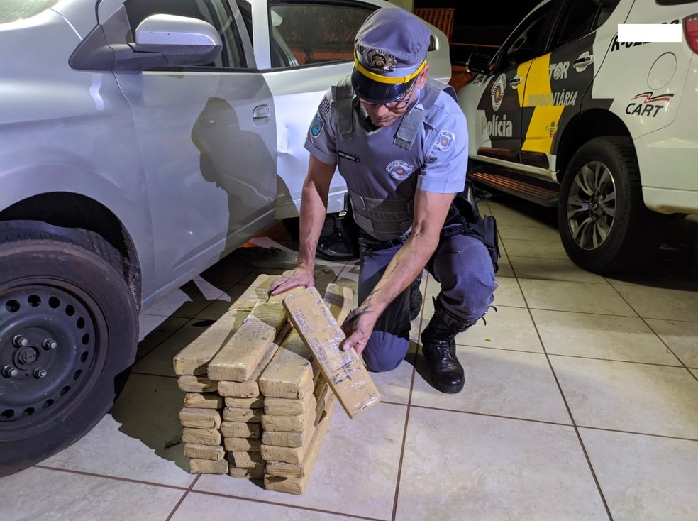 Tabletes estava escondidos nas portas e sob o banco traseiro &mdash; Foto: Pol&iacute;cia Rodovi&aacute;ria