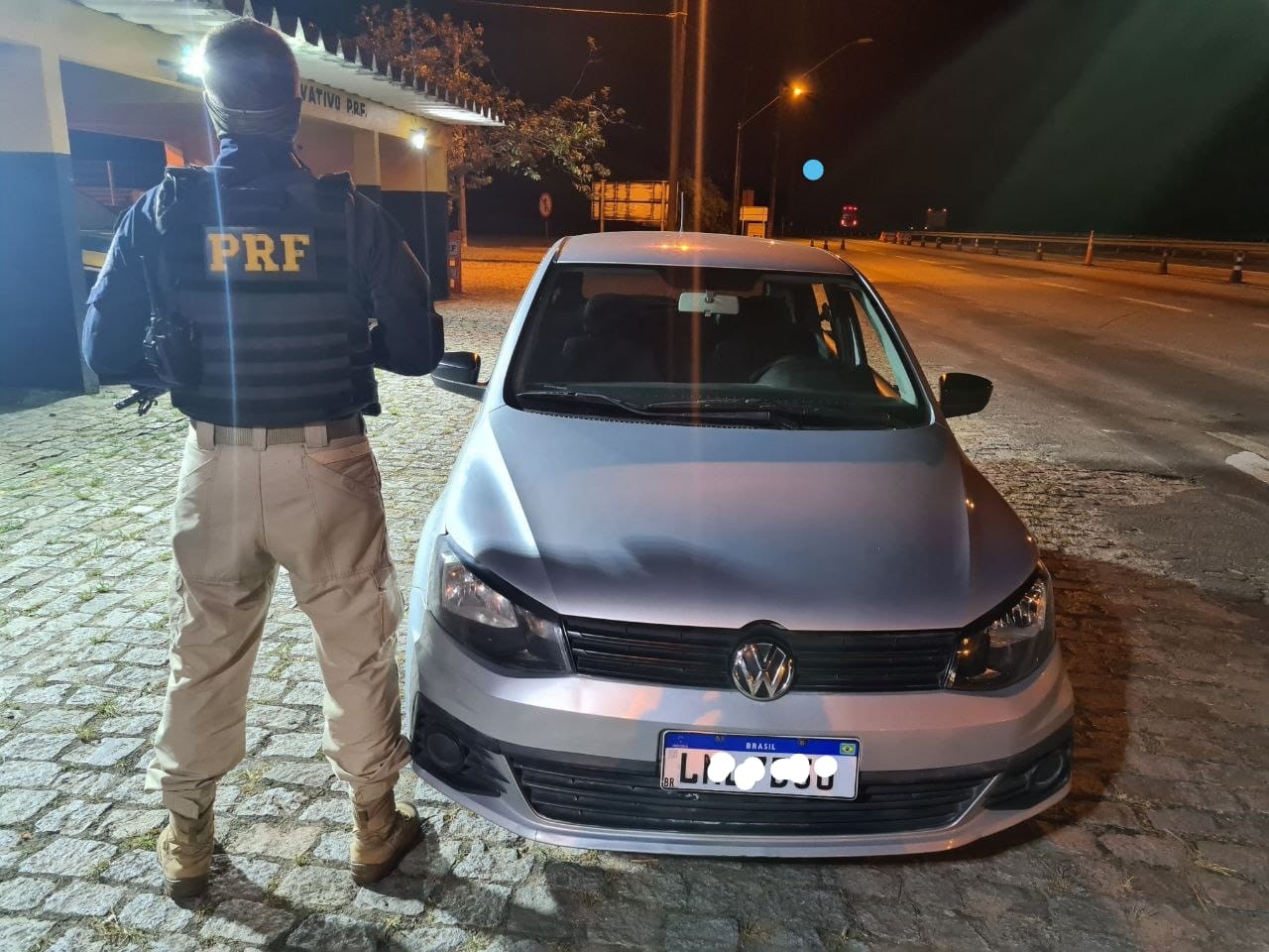 PRF recupera na BR-101, em Casimiro de Abreu, carro adulterado e com registro de roubo no RJ