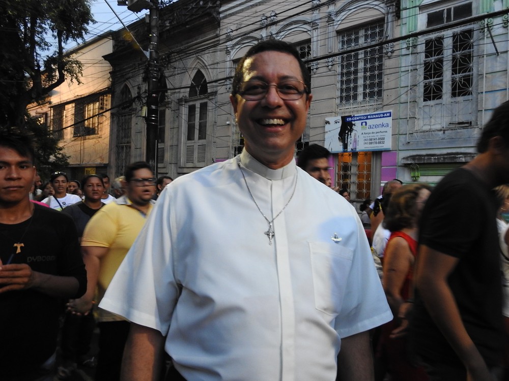 Padre Mantovani acompanhou a peregrinação ao lado dos devotos (Foto: Ive Rylo/ g1 am)