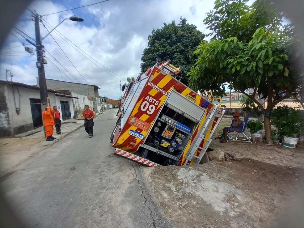 Parte do caminhão dos bombeiros ficou dentro da galeria que cedeu no asfalto — Foto: Arquivo pessoal