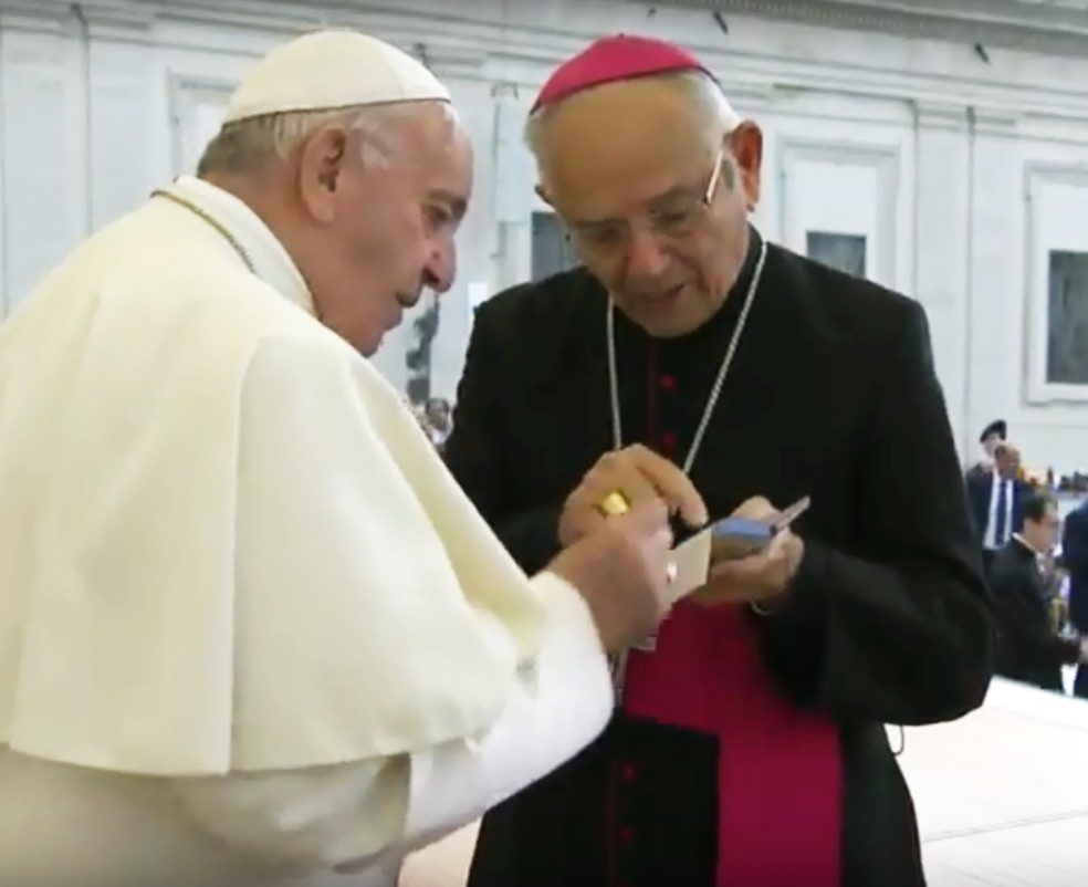 Presente foi entregue ao Papa pelo Arcebispo EmÃ©rito da Arquidiocese de Natal Dom Heitor de AraÃºjo Sales â€” Foto: ReproduÃ§Ã£o/Centro Televisivo Vaticano