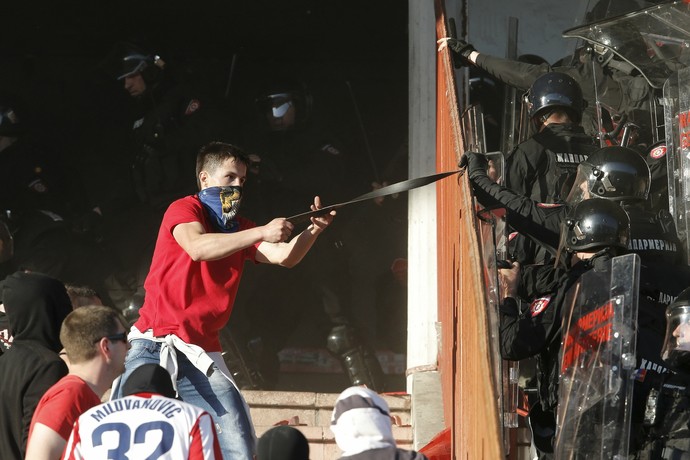 Confusão Estrela Vermelha x Belgrado (Foto: Reuters)