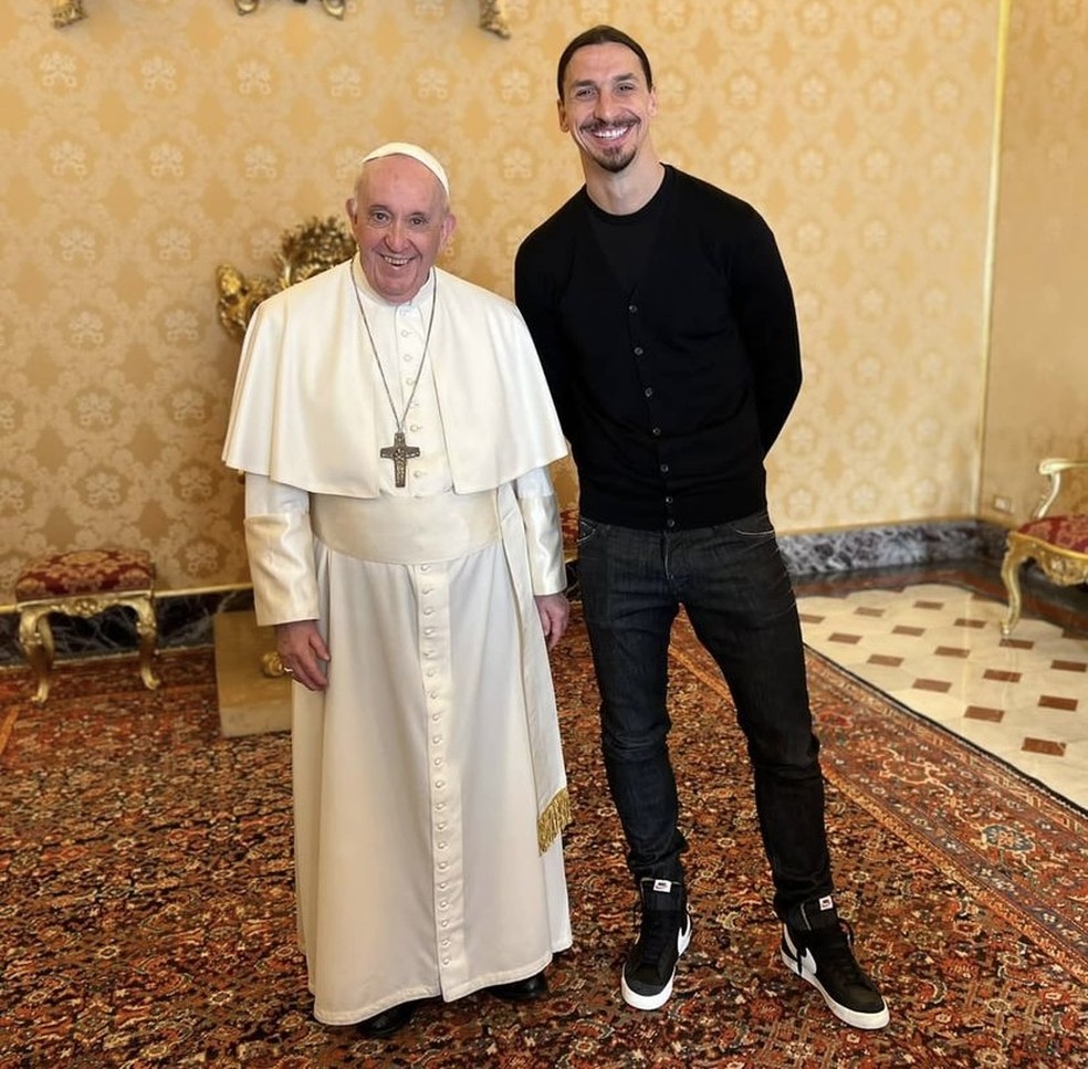 Comentários como "Papa encontra Deus" inundaram a postagem do camisa 11 nas redes sociais — Foto: Reprodução Instagram