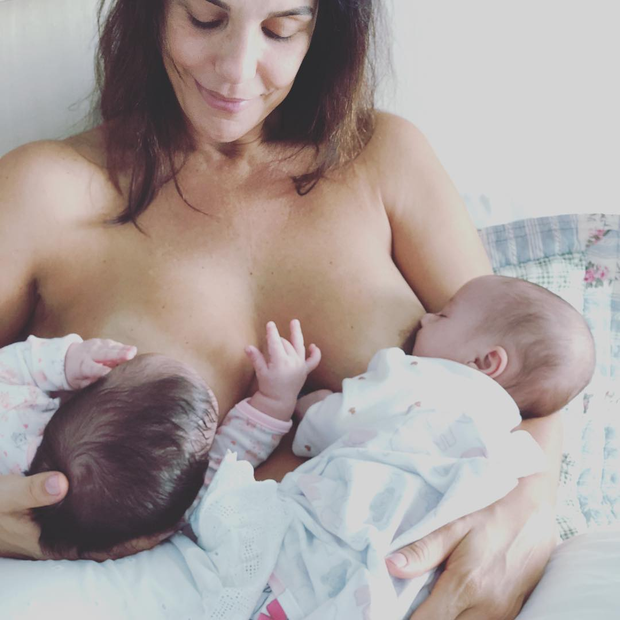 Ivete Sangalo comemora o Dia das Mães amamentando as gêmeas (Foto: Reprodução/Instagram)