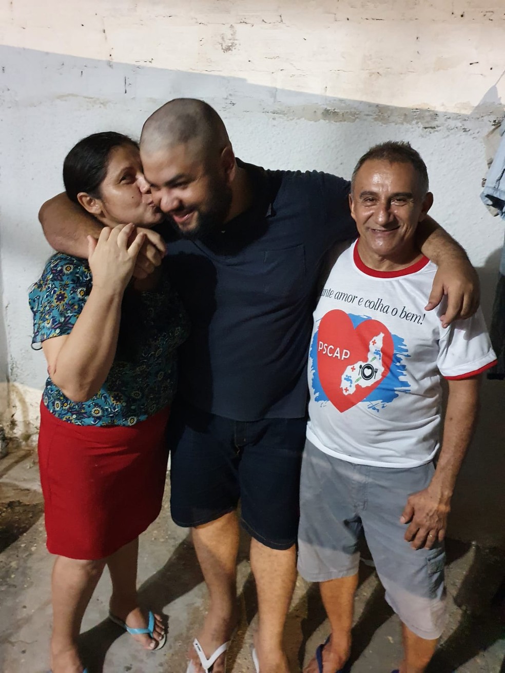 Ranulfo Júnior, aprovado em primeiro lugar para medicina na UESPI pelo SISU, abraçado pelo pai, Ranulfo Batista e Silvana Paiva. — Foto: Arquivo Pessoal