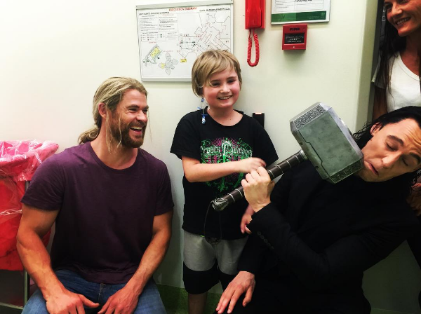 Os atores Chris Hemsworth e Tom Hiddleston visitam um hospital infantil (Foto: Instagram)