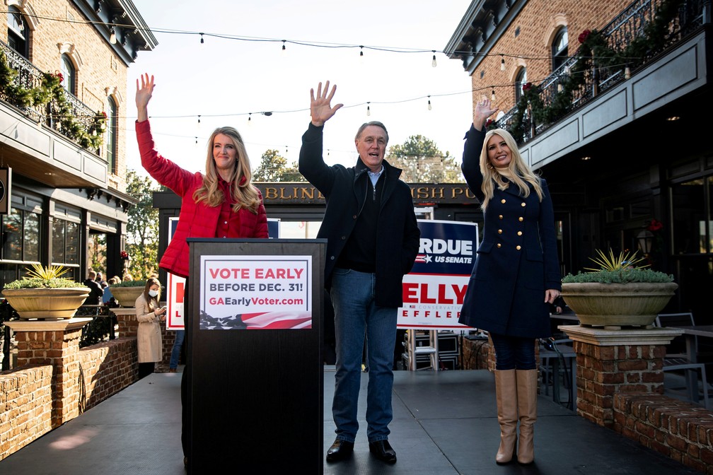 Senadores Kelly Loeffler e David Perdue, do Partido Republicano, participam de comício em Milton, no estado de Geórgia, com Ivanka Trump em 21 de dezembro — Foto: Al Drago/Arquivo/Reuters