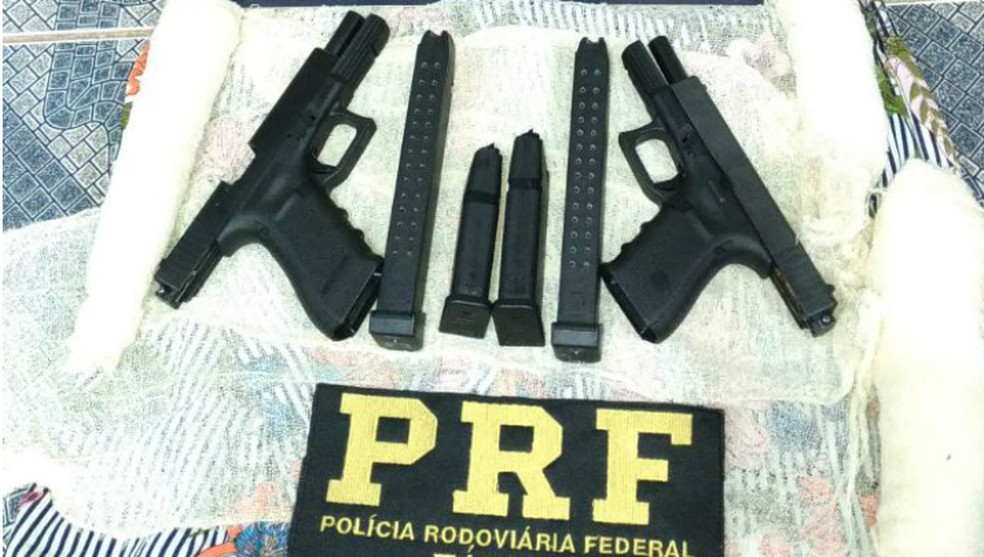 Mulher foi presa transportando duas pistolas 9 mm em Ubiratã, no oeste do Paraná, na madrugada deste sábado (3) (Foto: PRF/Divulgação)