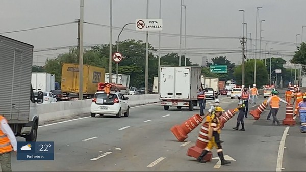 SP: pista central da Marginal Tietê já está liberada para veículos