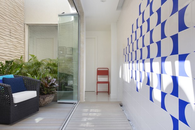 Décor do dia: área gourmet com painel de azulejos e jardim vertical (Foto: enilson Machado / MCA Estúdio)