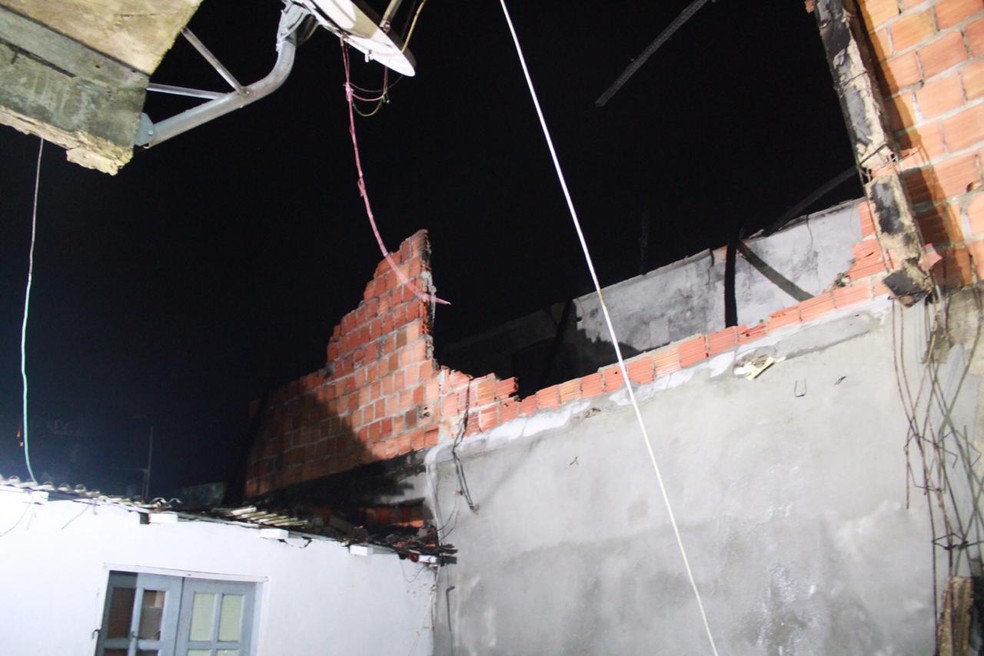 Parte da parede da casa desabou devido o calor das chamas — Foto: Rickardo Marques/G1 AM