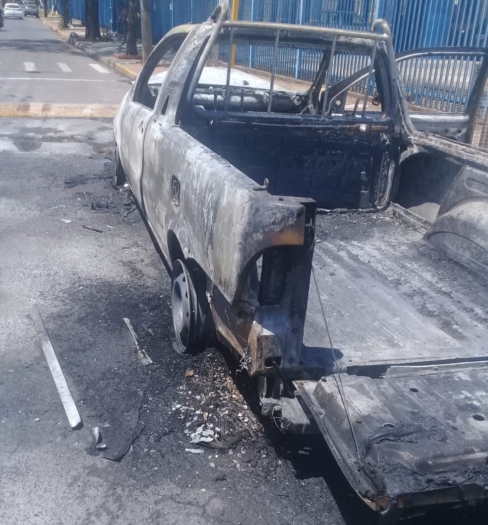 Incêndio destruiu veículo em Presidente Prudente — Foto: Claudia Neves de Matos