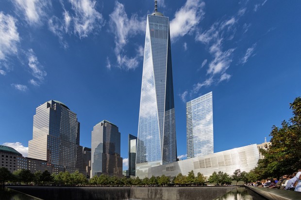 The huge 9/11 Memorial and WTC 1 form an impressive contrast in Lower Manhattan. (Foto: Getty Images)
