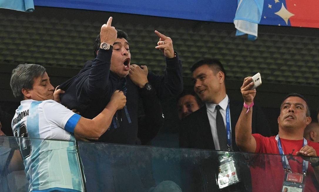 Diego Maradona reage durante partida de futebol do Grupo D da Copa do Mundo de 2018 da Rússia entre Nigéria e Argentina, no Estádio de São Petersburgo — Foto: Olga Maltseva/AFP