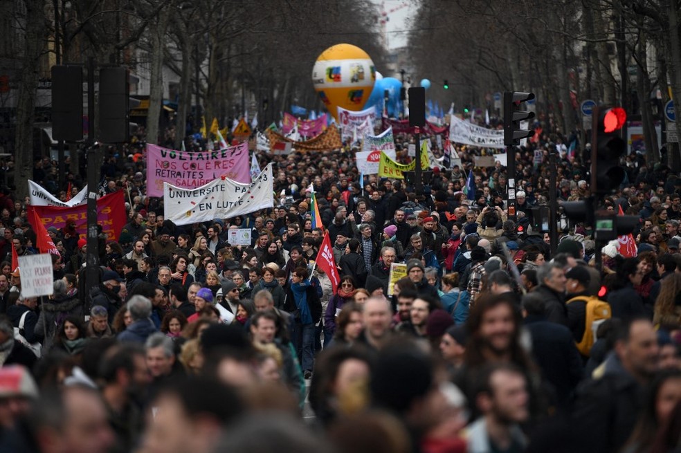 Franceses protestam contra reforma da previdência proposta por Macron — Foto: Christophe ARCHAMBAULT / AFP