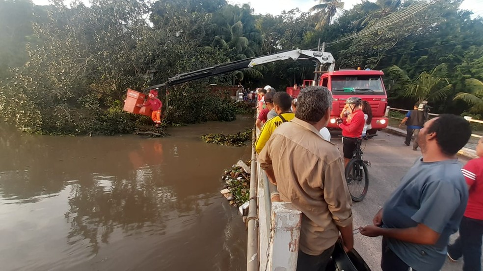 Operação para retirada de árvores do Rio Pium — Foto: Sérgio Henrique Santos/Inter TV Cabugi