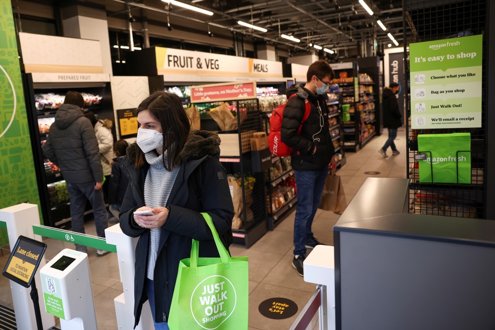 Consumidores fazem compras no supermercado Amazon Fresh, em Londres, no Reino Unido, no dia 4 de março de 2021. — Foto: REUTERS/Henry Nicholls