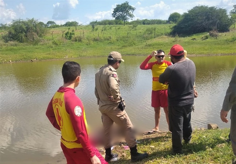 Irmãos morrem afogados enquanto tomavam banho em açude, no Sertão da Paraíba — Foto: Corpo de Bombeiros/Divulgação