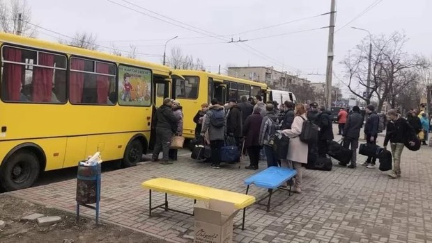 Centenas de moradores estão saindo de cidades de Luhansk, como Severodonetsk (Foto: SERHIY HAIDAI/LUHANSK OVA via BBC)