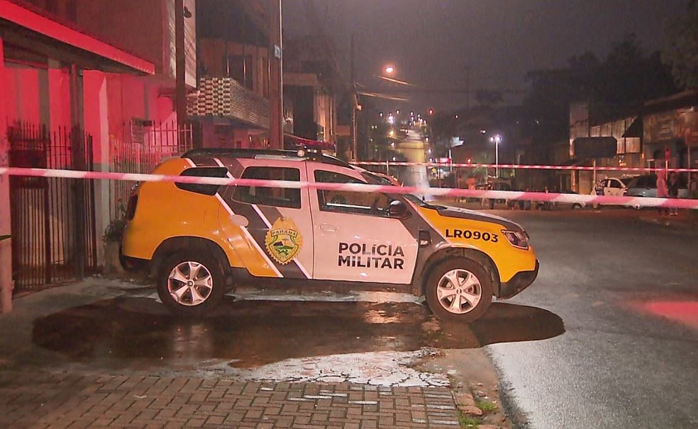 Mulher morreu após ser baleada no Sítio Cercado, em Curitiba — Foto: Tony Mattoso/RPC