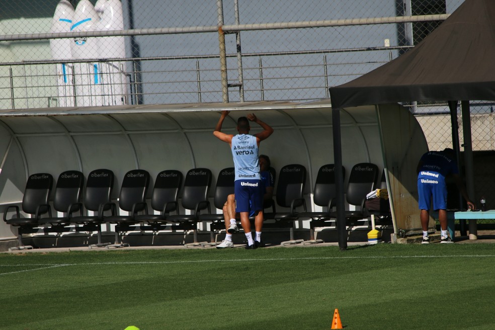 Renato Gaúcho conversa com Maicon — Foto: Tomás Hammes/GloboEsporte.com