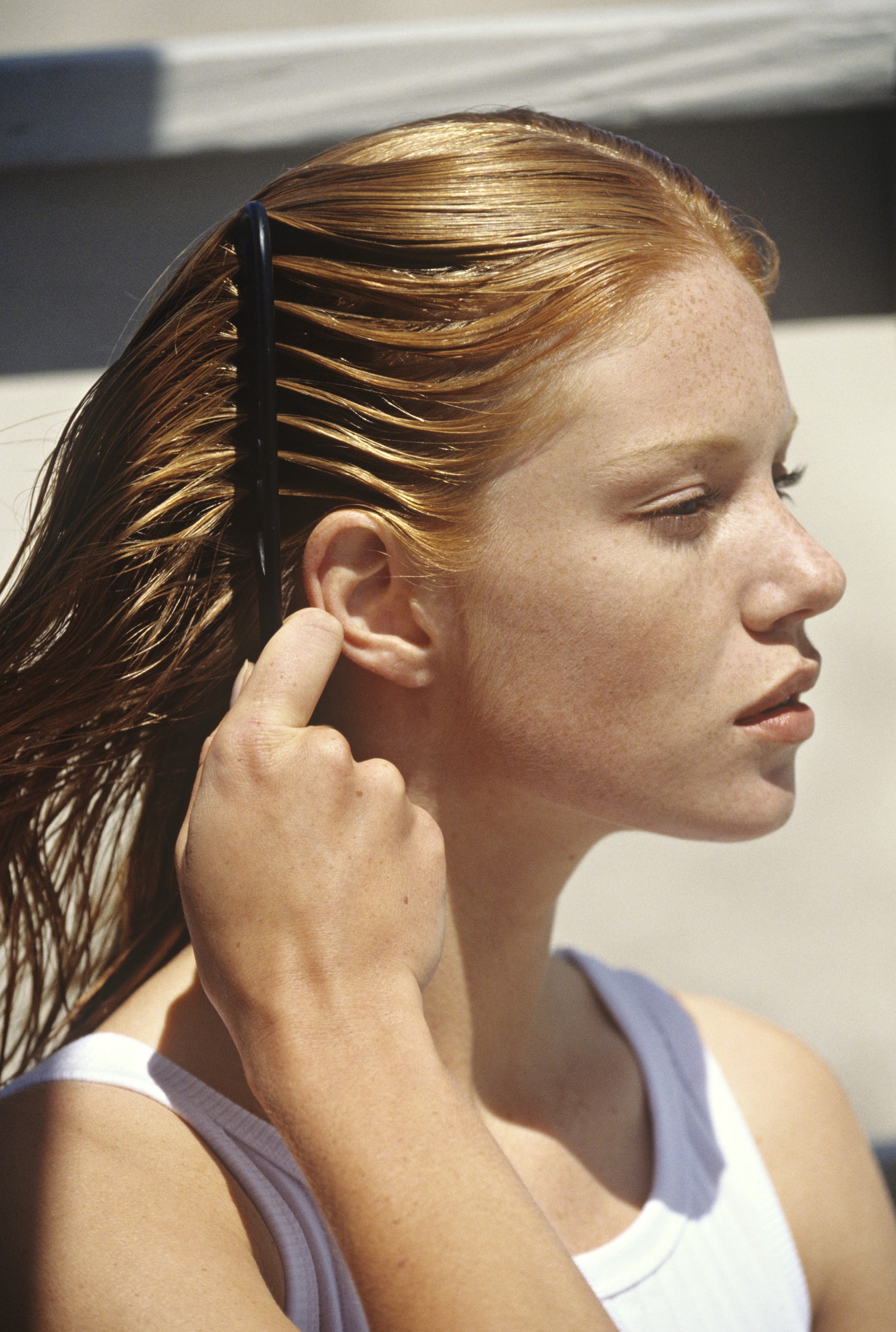 Mulher penteando o cabelo molhado (Foto: Getty Images)