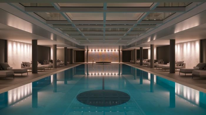 Interna e externa: a piscina social e a piscina welness do Palácio Tangará convidam para o relaxamento (Foto: Divulgação)