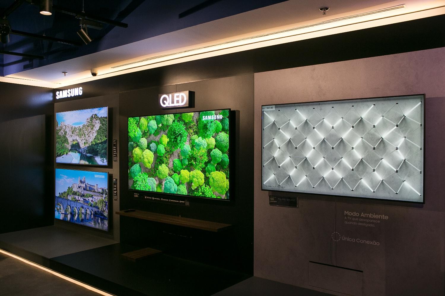 TVs Samsung com destaque para o modelo QLED K8, no centro, com 33 milhões de pixels 