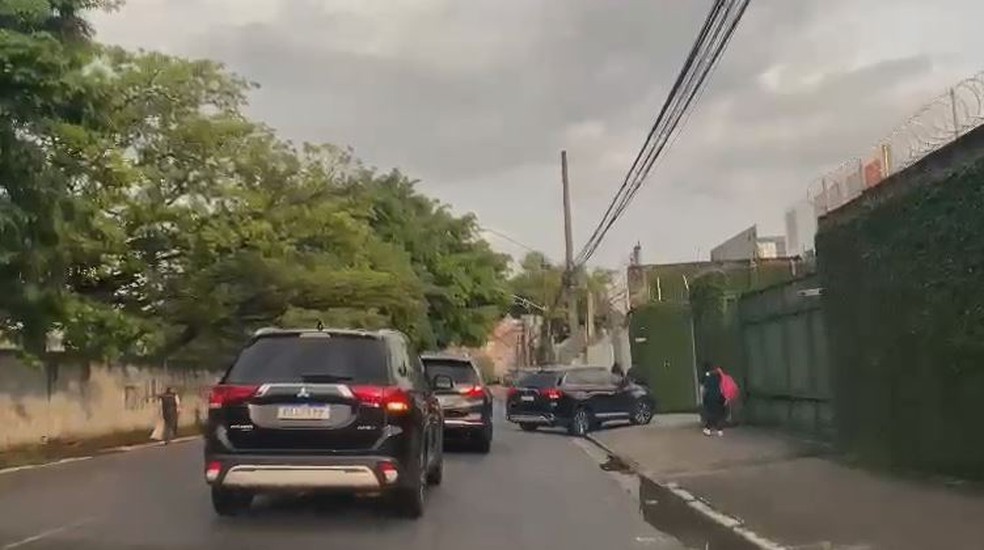 Comitiva de Lula chega a hangar na Zona Oeste, de onde presidente eleito pegará helicóptero até aeroporto em Guarulhos — Foto: Fernando Grolla/TV Globo