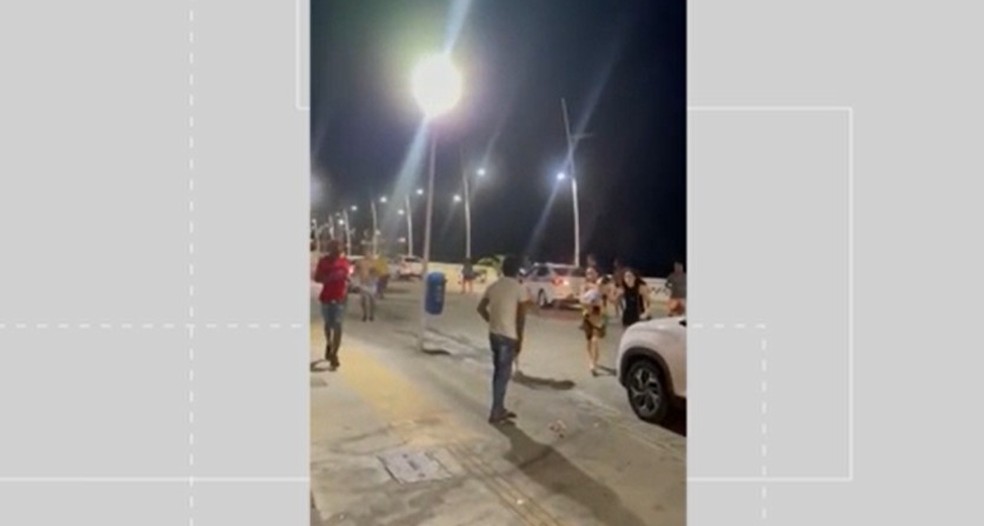 Troca de trios entre suspeitos de assaltos e policiais causa correria de pessoas na Barra, em Salvador — Foto: Reprodução/Redes Sociais