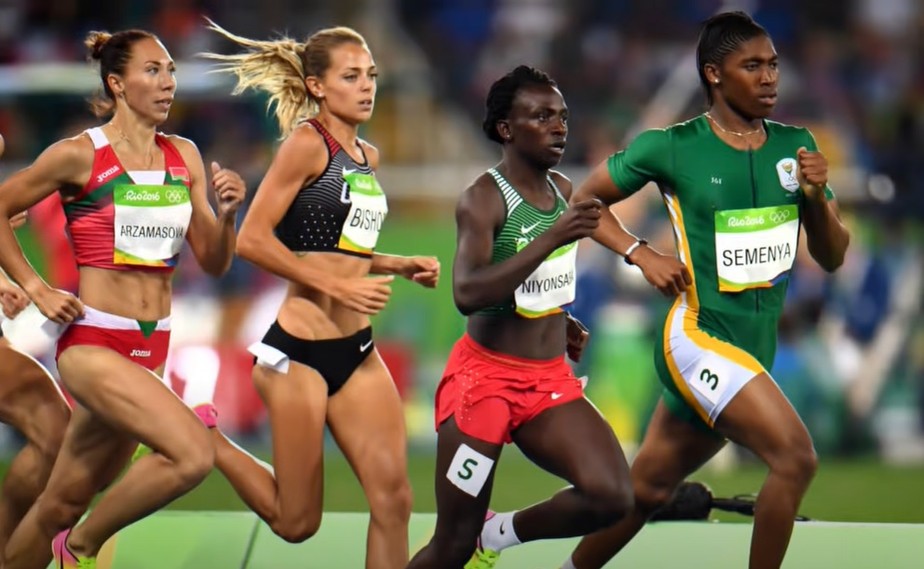 Atletas intersexuais, como a sul-africana Caster Semenya (à frente no pelotão), também estão incluídos na decisão da World Athletics