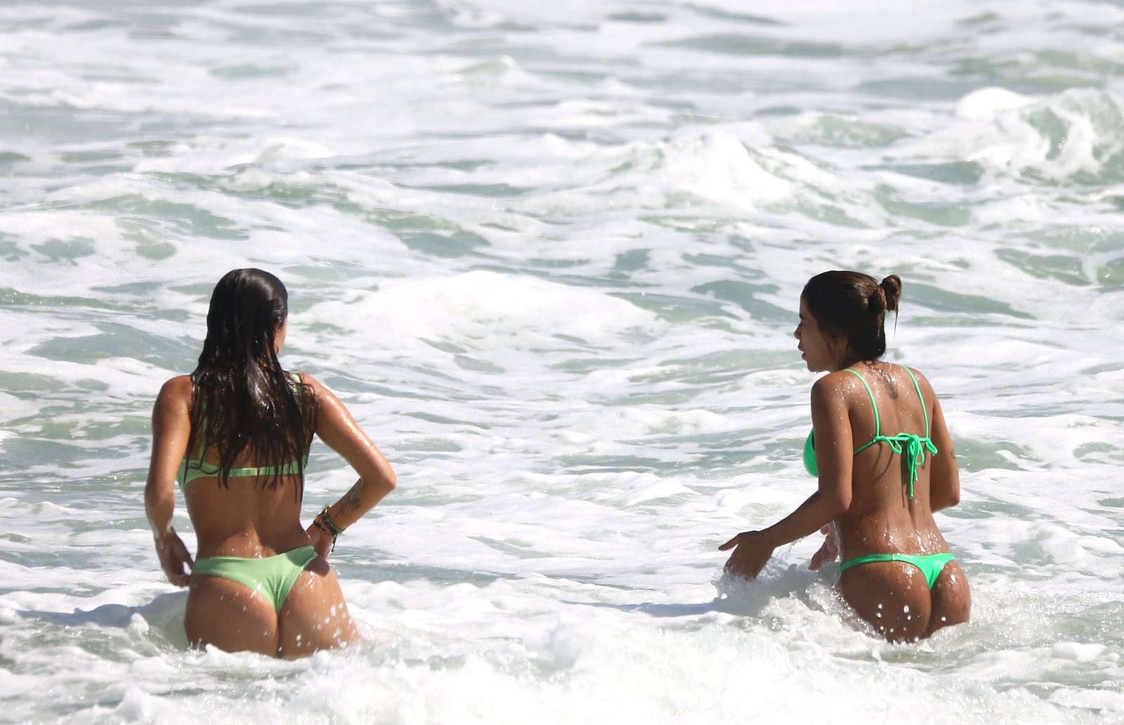 Anitta curte dia de praia na companhia da cunhada, Jeni Monteiro (Foto: AgNews)