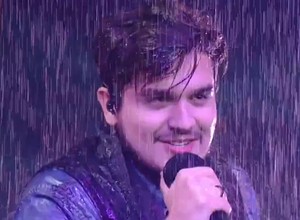 O vencedor Luan Santana surpreendeu com chuva no palco (Foto: Domingão do Faustão / TV Globo)