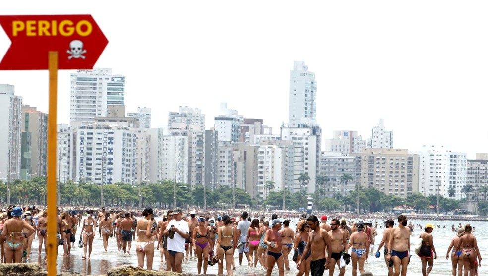 Banhistas ignoram medidas preventivas à Covid-19 e fase vermelha do Plano SP e vão às praias de Santos, SP — Foto: Carlos Nogueira/Jornal A Tribuna