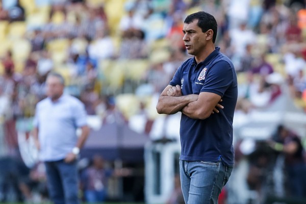 No primeiro ano como técnico, Carille vira terror dos medalhões. Falta vencer Levir...