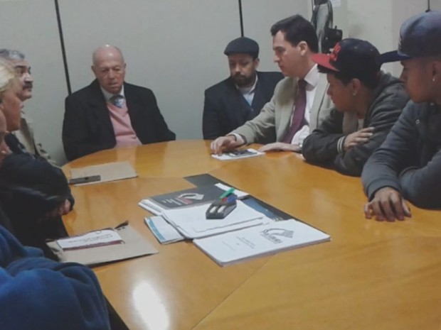 Família da vítima e testemunhas participaram de reunião na ouvidoria das polícias  (Foto: Reprodução / TV TEM)