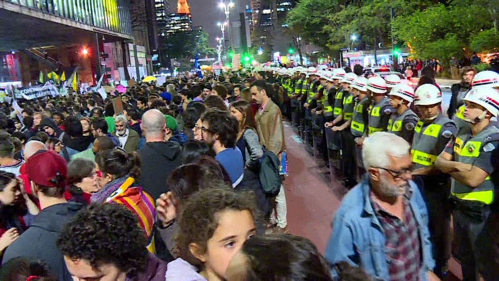 Manifestantes em defesa da Amazônia e policiais na Paulista — Foto: Reprodução/TV Globo