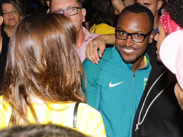 Bruna Marquezine e Neymar com Thiaguinho em show em São Paulo (Foto: Claudio Augusto/ Brazil News)