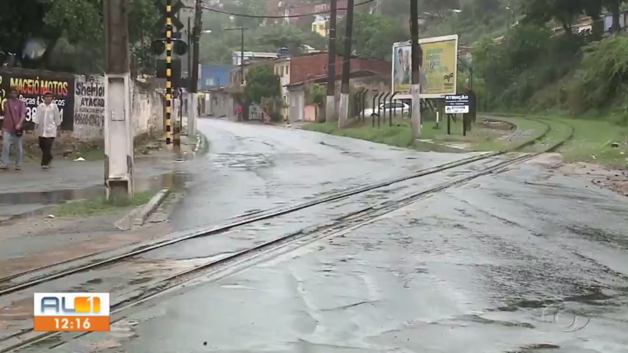 Linha férrea no bairro do Mutange, em Maceió — Foto: Reprodução/TV Gazeta