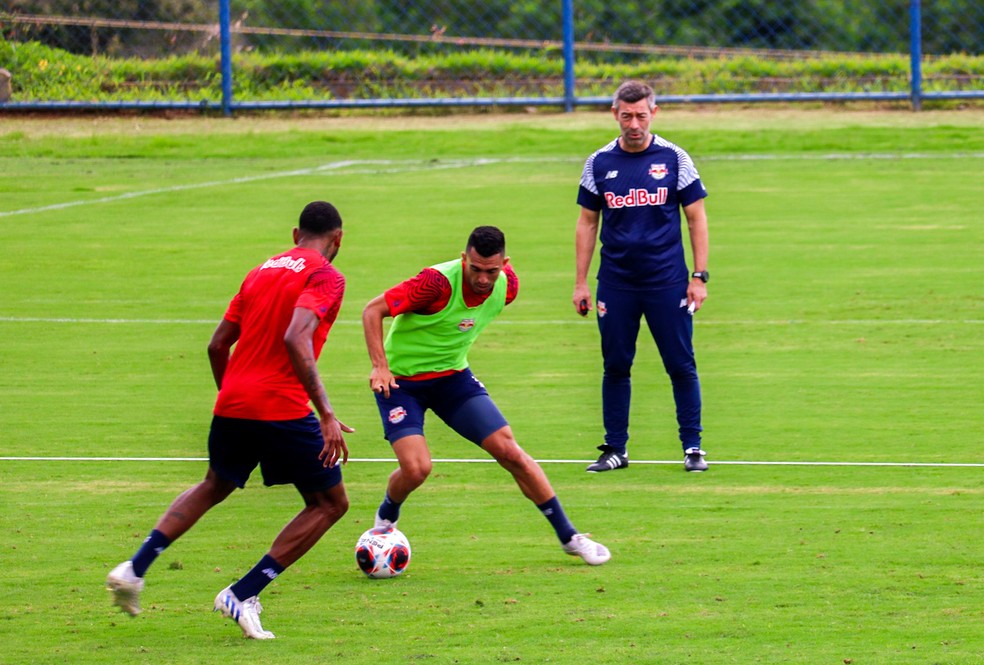 Pedro Caixinha observa jogadores durante o treino — Foto: Danilo Sardinha/ge