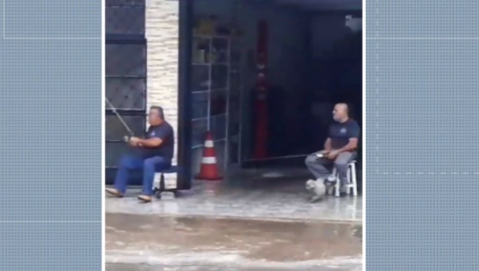 Moradores 'aproveitam alagamentos' para ‘pescar’ durante chuva em Pouso Alegre (MG) — Foto: Reprodução/EPTV