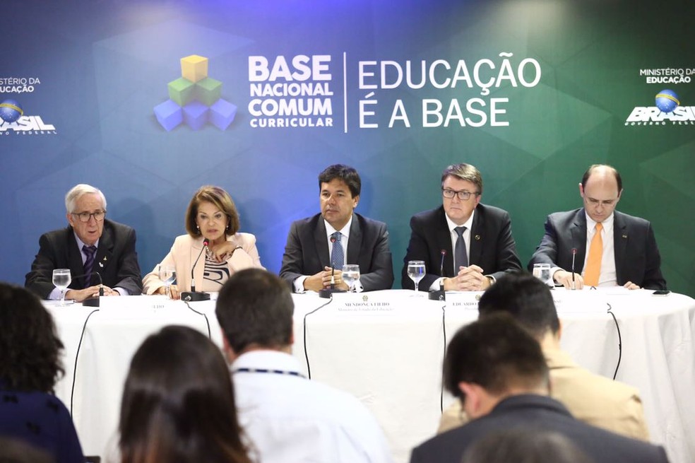 O ministro da Educação, Mendonça Filho (centro) entregou ao Conselho Nacional da Educação (CNE) a última versão da Base Nacional Comum Curricular do ensino médio (Foto: André Nery/MEC)
