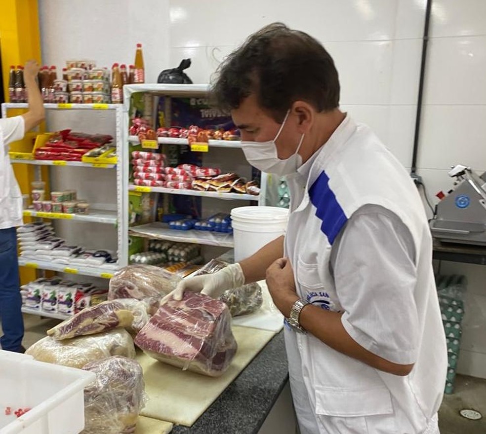 Fiscalização da Vigilância Sanitária de Maceió em carne à venda em estabelecimento comercial — Foto: Ascom/Visa Maceió