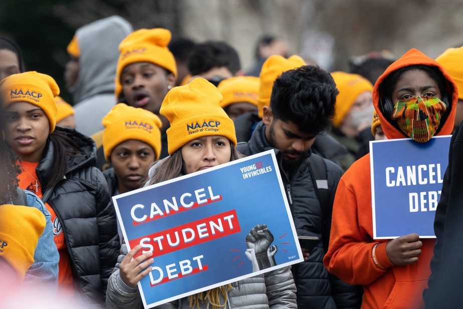 Ativistas e estudantes protestam em frente à Suprema Corte durante uma manifestação pelo cancelamento de dívidas estudantis em Washington